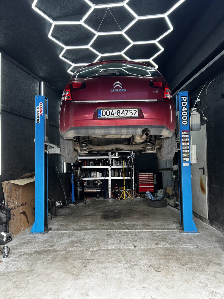 Konserwacja podwozia we Wrocławiu – jak profesjonalnie chronić auto przed korozją?