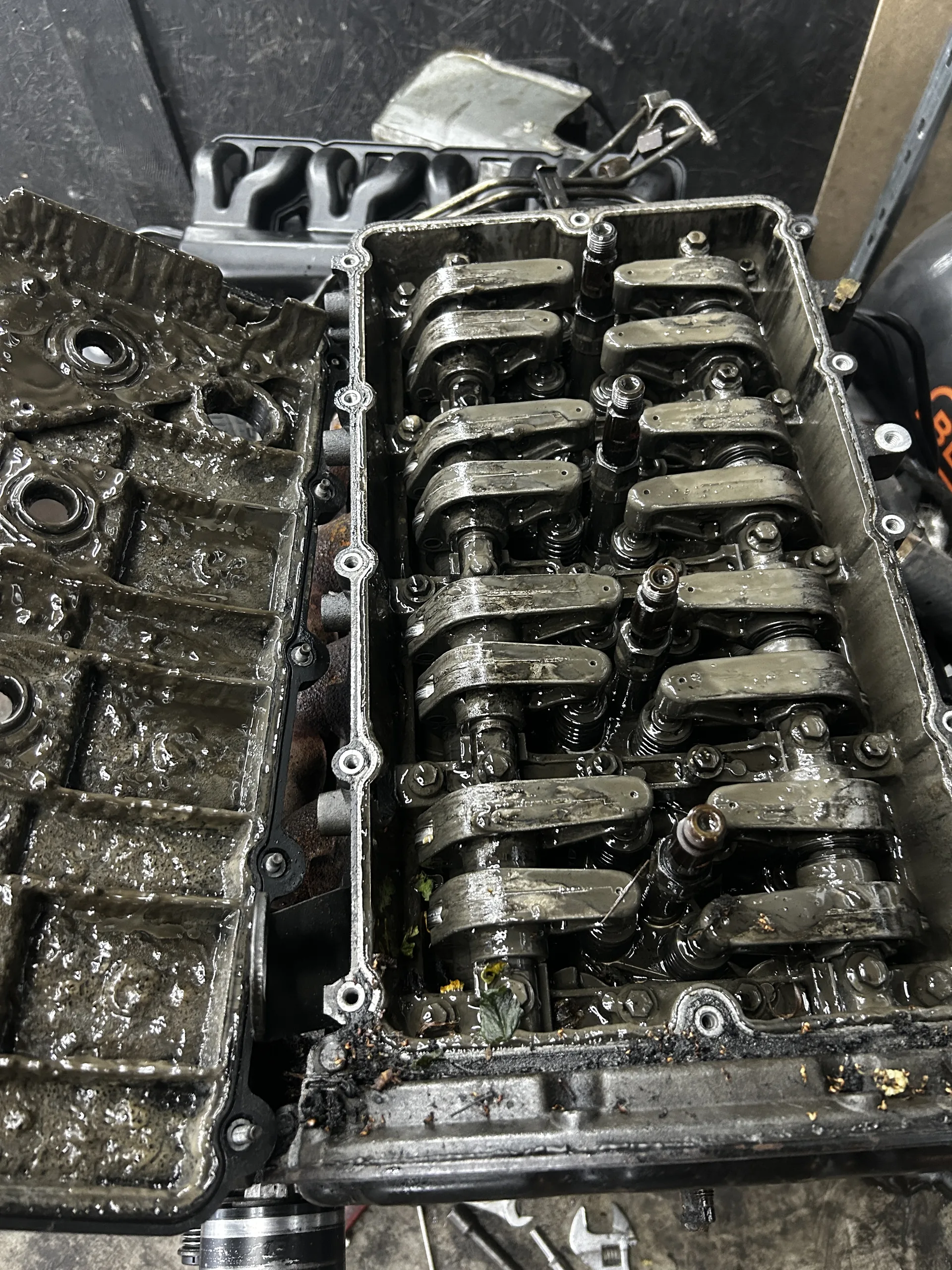 Wnętrze silnika podczas naprawy i diagnostyki mechanicznej