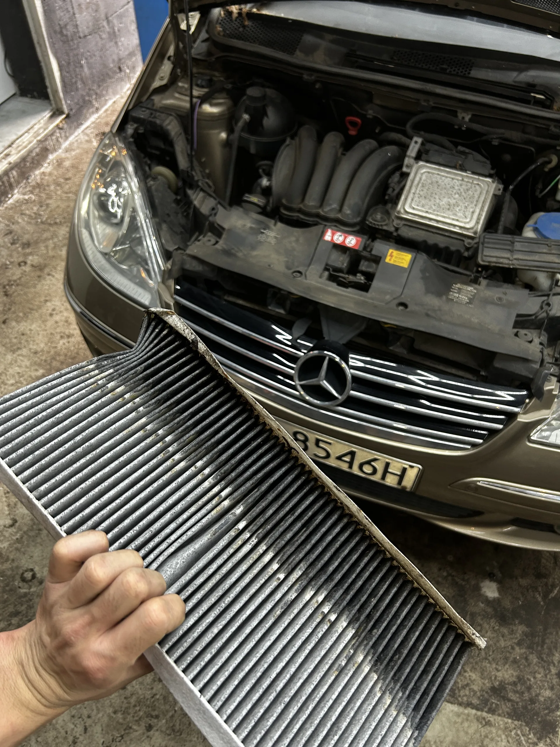Mechanik podczas serwisu samochodu w Janissary Garage Wrocław